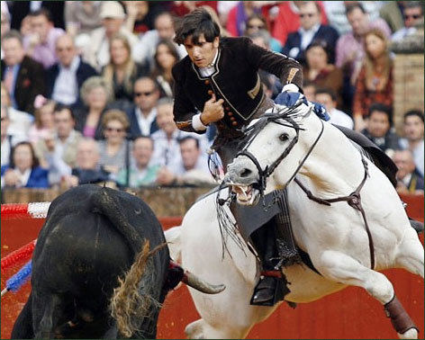 Gran triunfo de Ventura, que roza la Puerta del Príncipe en Sevilla