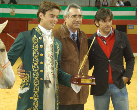 Diego Ventura entrega la potra al ganador del IV Certamen de Rejoneo de Atarfe