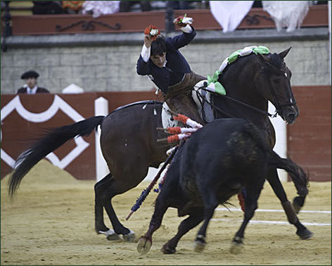 Dos orejas en el festejo mixto de Los Barrios