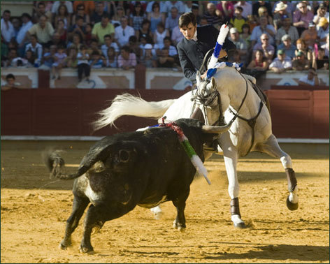 Ventura, pletórico, desoreja a sus dos toros