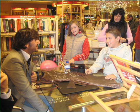 Diego Ventura atendió a más de un centenar de aficionados en la firma de Cuadernos de Tauromaquia