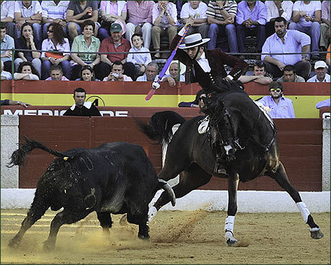 Rotundo: cuatro orejas y un rabo en la primera corrida