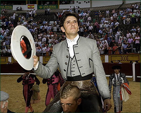 Gran toreo y cuatro orejas: arrollador en Badajoz