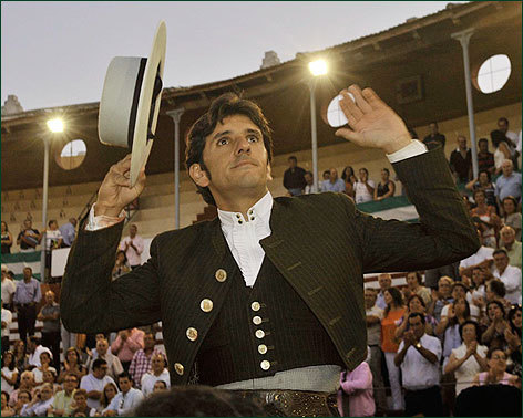 Diego Ventura rinde homenaje a Distinto y corta tres orejas y rabo