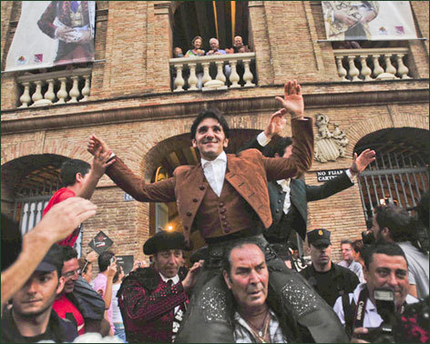 Hace una gran faena al quinto en Valencia y le corta las dos orejas