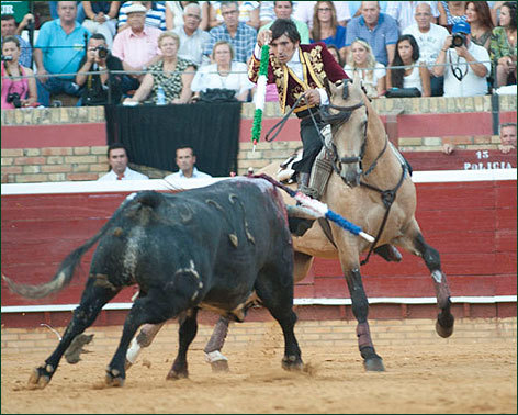 Diego Ventura culmina su gesta en Huelva toreando a pie y con tres orejas en el esportón