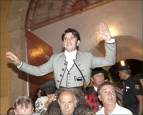 Ventura desoreja a su primero y sale a hombros de Linares