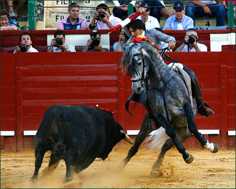 Jerez, Ventura borda el toreo a caballo y sale a hombros
