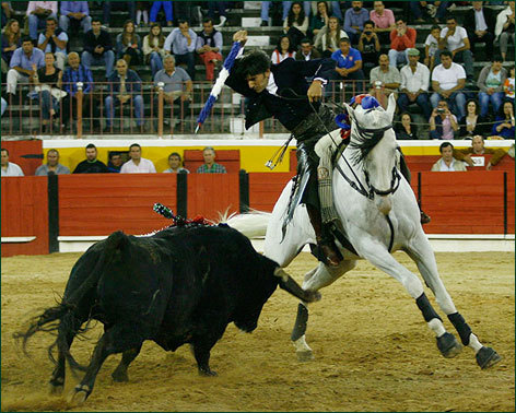 Diego Ventura por encima de una corrida de Murteira en Almeirím