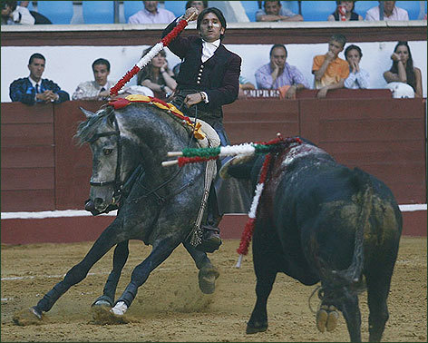 León, arrasando y cortando cuatro orejas y un rabo