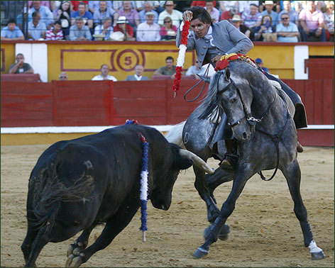 Ventura forma un alboroto en el cuarto y corta dos orejas en Badajoz