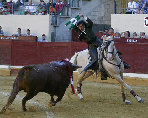Diego Ventura desoreja a sus toros en Alcalá de Henares