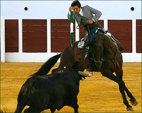 Invencible, corta cuatro orejas en Antequera