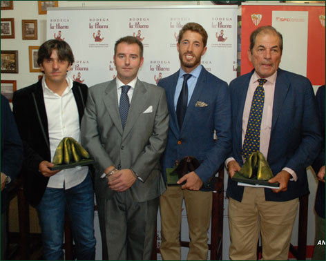 Diego Ventura recibe el premio del programa ‘El Paseíllo’ de un premio de la radio del Sevilla FC