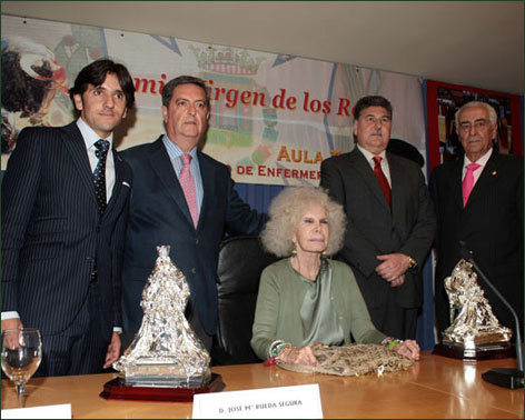 La Duquesa de Alba entrega un premio a Diego Ventura