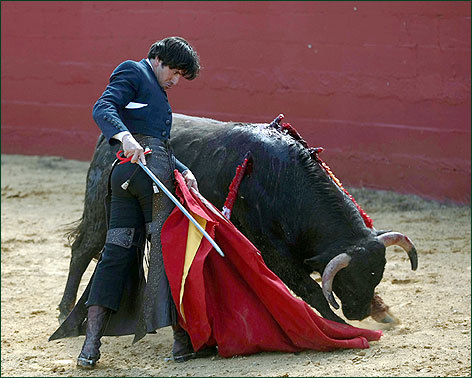 Ventura lo borda (a pie y a caballo) en el festival de Paterna