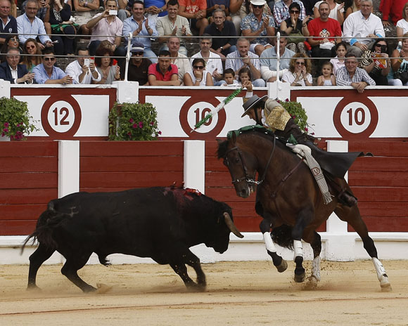 Rotundidad y pureza de Ventura, que corta tres orejas en Gijón