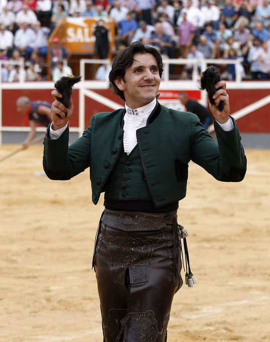 Ventura corta dos orejas a pesar de la limitación de los toros