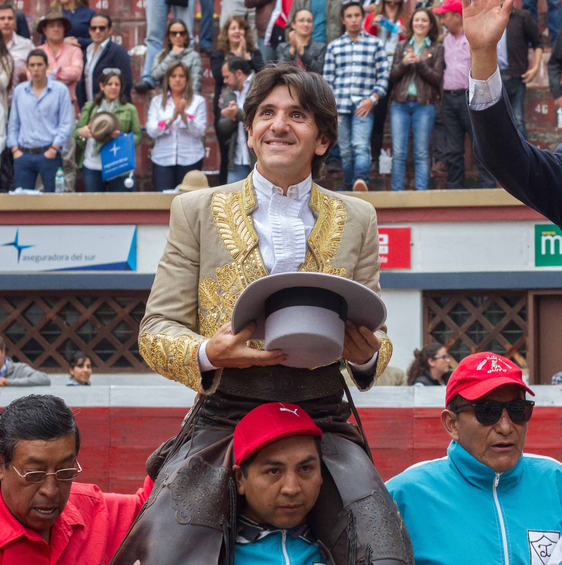 Ventura la lía a caballo y también a pie en Quito