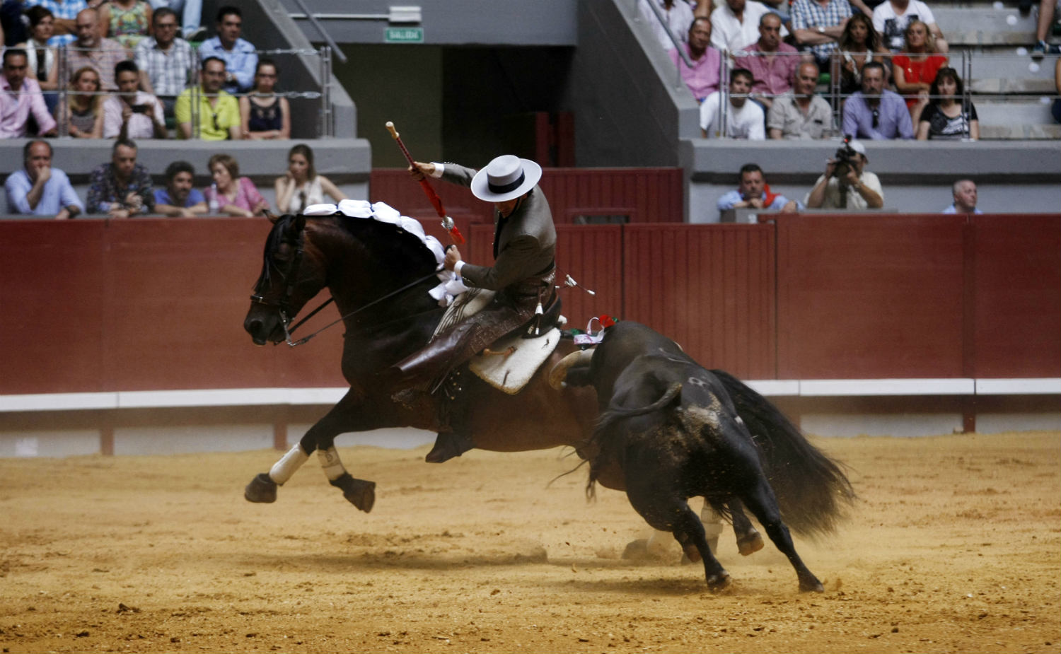 Burgos también se entrega al huracán Ventura