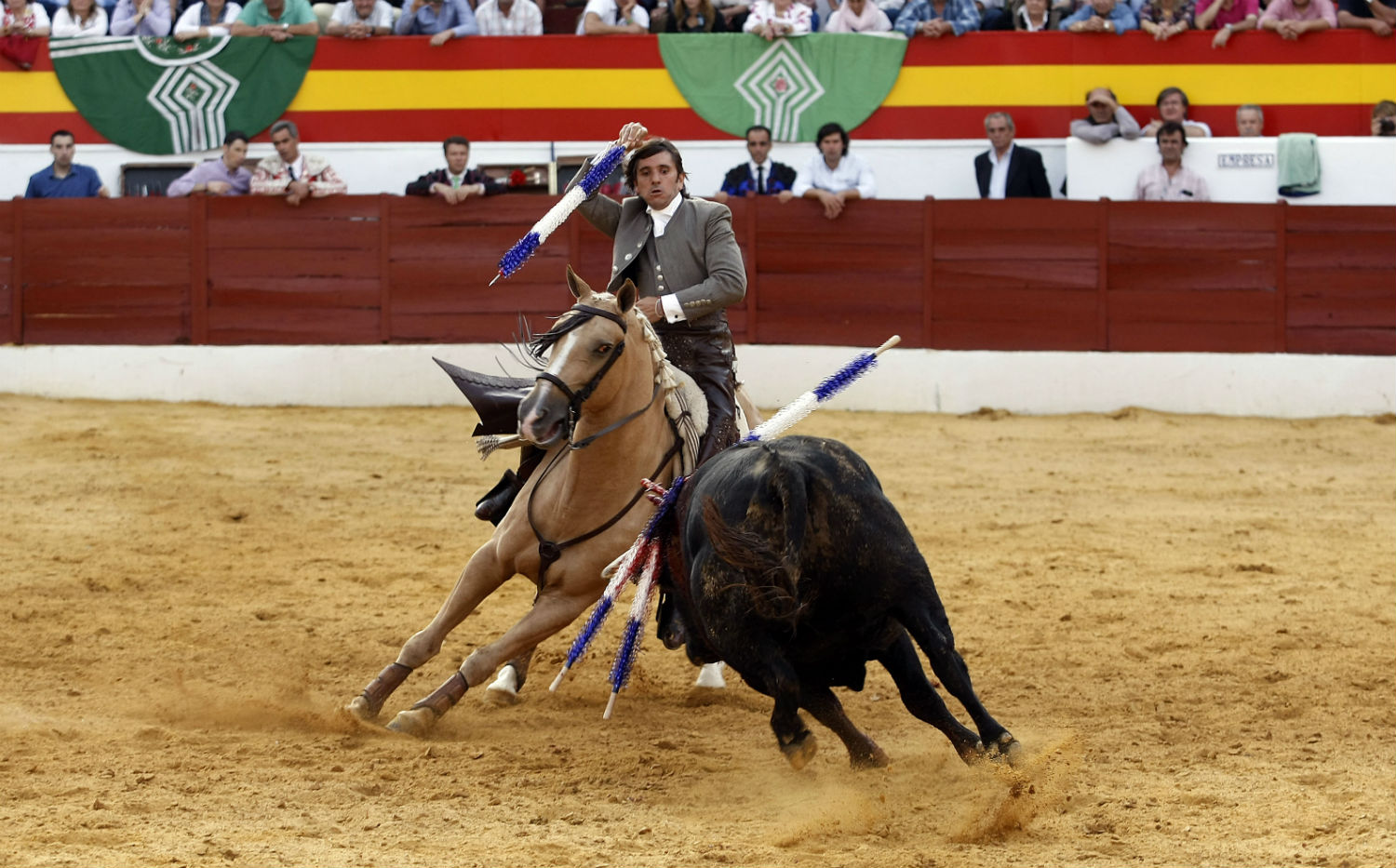 El león insaciable que no pierde el hambre…