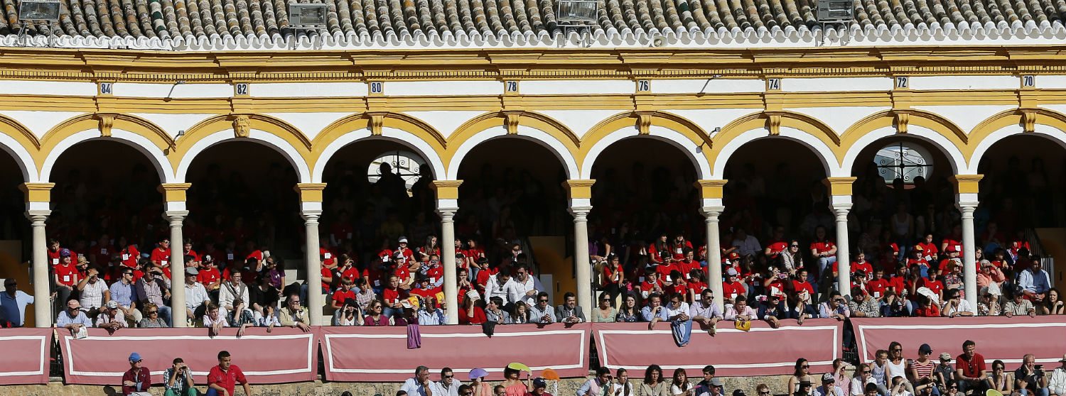Ventura ayuda a las familias de La Puebla a llevar a sus hijos a la corrida de Sevilla
