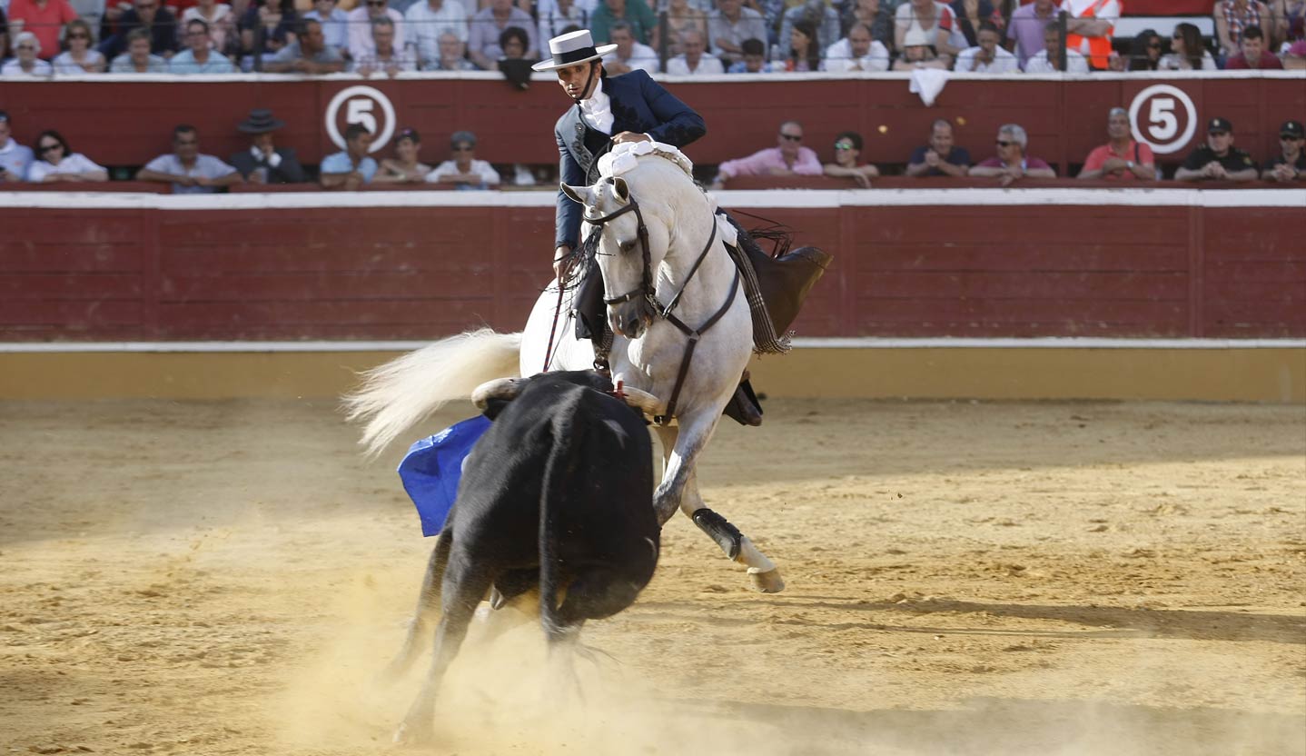 Tres orejas y puerta grande para Diego Ventura en Soria