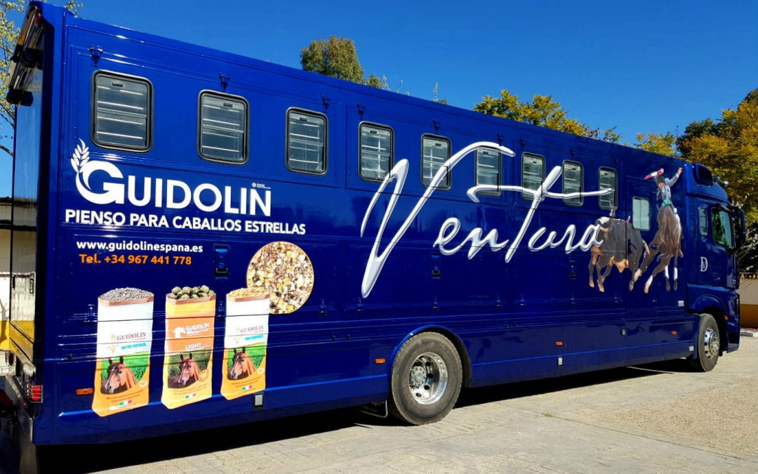 Diego Ventura estrena diseño en el camión de sus caballos